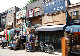開店当時そのままの雰囲気が感じられる店並び