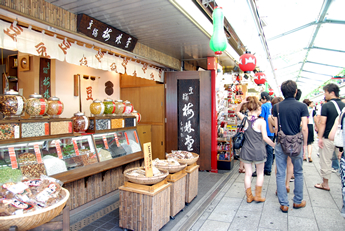 外国人観光客向けのお土産も多い