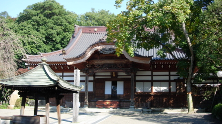 大正初期再建の本堂。本尊の阿弥陀如来像が安置されている