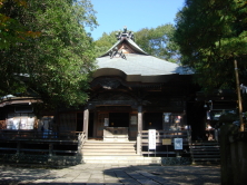 元三大師堂。毎年3月3・4日には、厄除元三大師大祭のだるま市が行われる