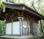 北側の段丘上に建つ開山堂。