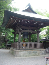 鐘楼。明治3年(1870年)に再建され、基盤に3つの甕が埋め込まれている。朝昼夕と3回撞かれる梵鐘は、平成13年の鋳造
