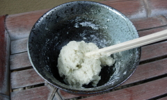 お湯で練ったそばがき。ここに醤油をかけて食べる