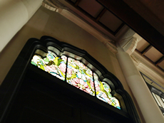 築地本願寺の本堂のステンドガラス