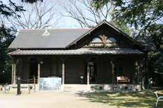 スイスの山小屋風の撞球室(ビリヤード場)。設計は洋館と同じくコンドル氏で、国指定重要文化財