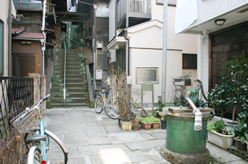 樋口一葉旧居跡。細い路地の奥にあり、古い井戸だけがその面影を残している