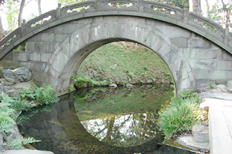 橋が水面に映ると満月の形になる円月橋