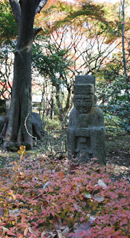 独特な魅力の石像があちこちに建つ