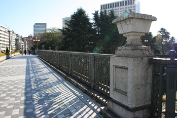 1913年建設の四ッ谷見附橋。橋の装飾に注目！