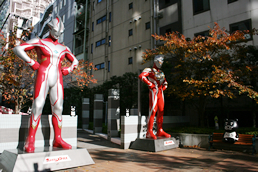 TBSの屋外に立つ仁王立ちのウルトラマン