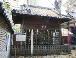 社殿脇に建つ「『ま組』火消し絵馬」の額堂