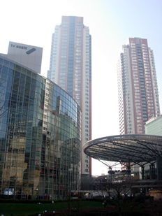 テレビ朝日とイベント会場のアリーナ、高層レジデンスが林立する