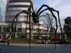 巨大なオブジェ「ママン」