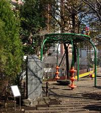 さくら坂公園内に建つ「乃木大将生誕之地碑」