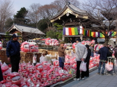 元禄時代に始まっただるま市は、1月2・3日に開かれる