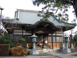 天台宗拝嶋山普明寺。大日堂の西隣、拝島一小の西側に建つ寺で、大日堂の管理を務める