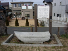 築地の渡し跡。江戸時代から利用された埼玉県所沢から神奈川県大山に至る大山街道の渡しで、昭和16年まで存続した。多摩大橋の東側、第五児童遊園の中にある