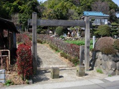 旧鎌倉街道に面した公園入口の門