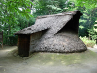 縄文の村に復元された敷石住居