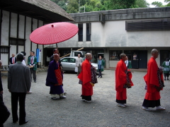 庫裡を出発する僧侶たち