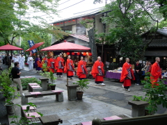 参道を練り歩く僧侶の行列
