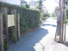 枕木で造られた案内板が旧鉄道の歴史を語る