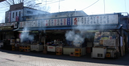 競馬場付近に並ぶ店