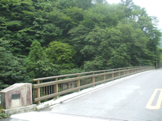 日原川にかかる小川谷橋