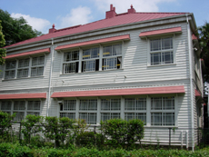 明治学院内に建つライシャワー記念館(東村山市)。明治時代の洋風建築で、昭和39年に学院内に移築