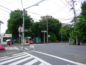 昔は九道の辻と呼ばれた八坂交差点