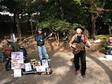 演奏する2人組