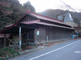 屋根の付いた湧き水