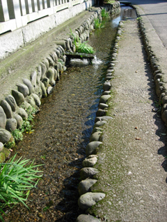 境内の外へと流れ出る清水