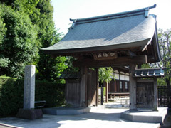 総門。安永9年(1780年)建造の薬医門で、切妻造り、銅葺き。「谷保山」の扁額は前南禅僧録司大川崇達の書。市指定有形文化財