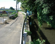 水路の通る道を西へ